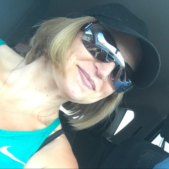 Meet your Posher, Cheryl - Picture 2 of 2